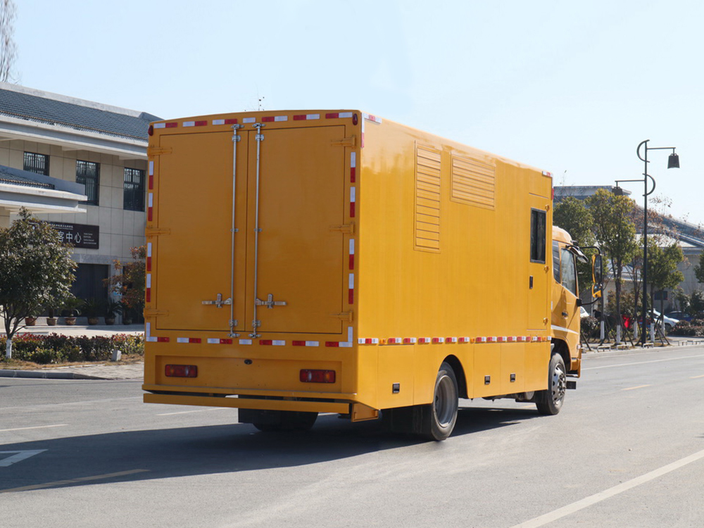 東風天錦移動電源車帶休息室