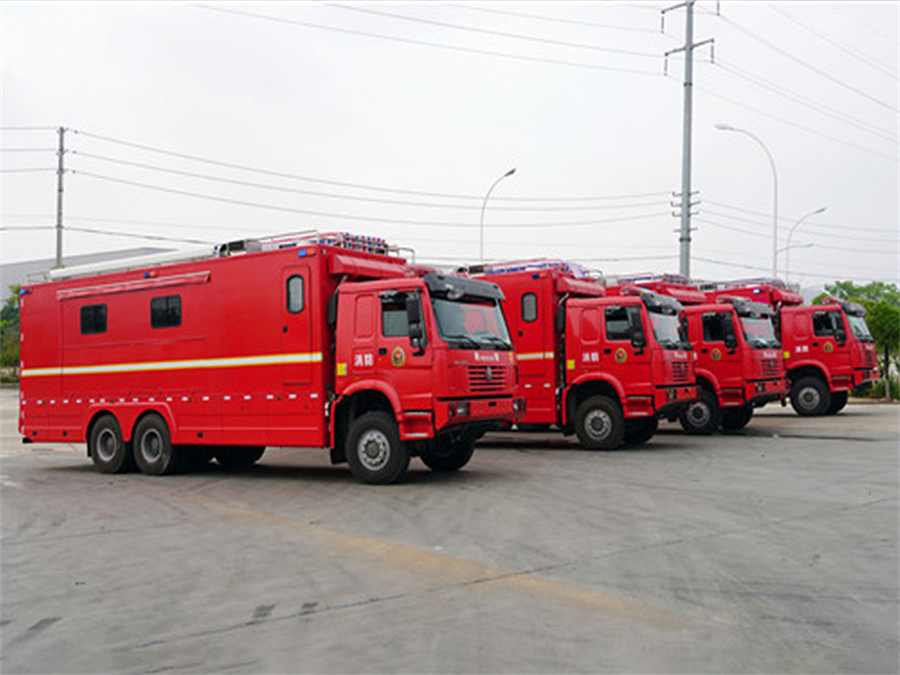重汽汕德卡6x6越野炊事車