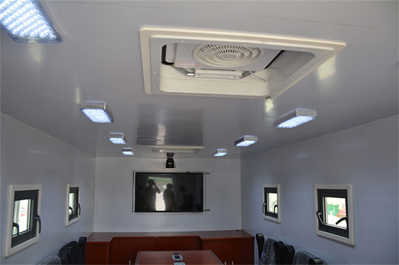 東風(fēng)六驅(qū)越野指揮車 東風(fēng)六驅(qū)越野指揮車