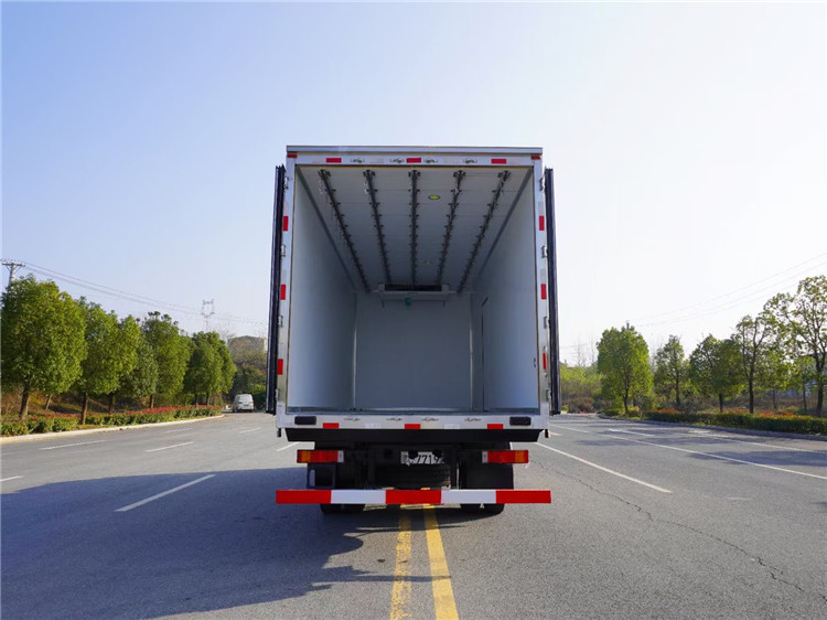 國六 東風天錦KR高頂雙臥6.8米冷藏車 國六 東風天錦KR高頂雙臥6.8米冷藏車