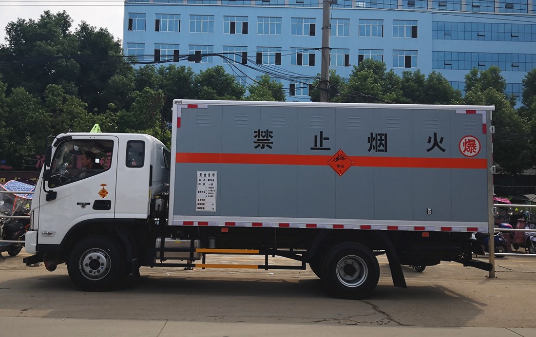 福田歐馬可4.7米貨廂爆破器材運(yùn)輸車 福田歐馬可4.7米貨廂爆破器材運(yùn)輸車