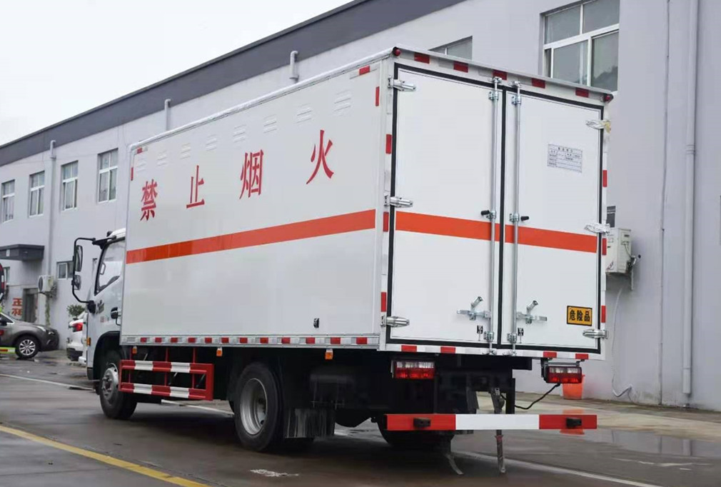 東風(fēng)5.15米貨廂爆破器材運輸車 東風(fēng)5.15米貨廂爆破器材運輸車